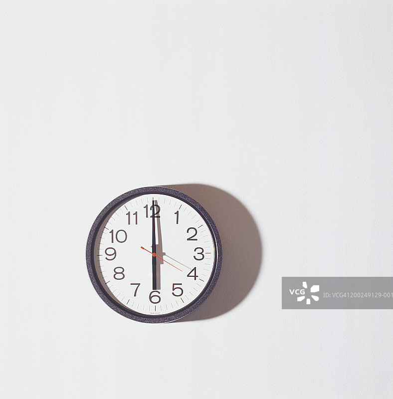 白色墙上的挂钟图片素材
