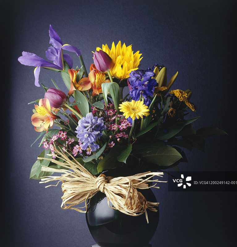 带稻草蝴蝶结的花瓶花束图片素材