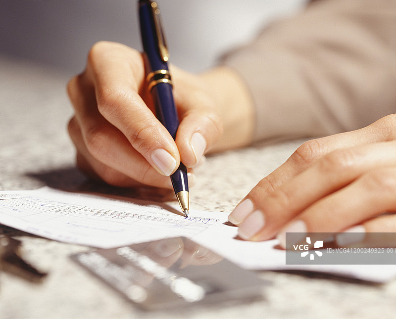 女子签收收据，手部特写图片素材