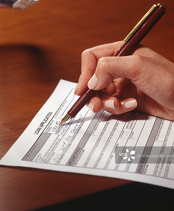 女人填写申请表，手部特写图片素材