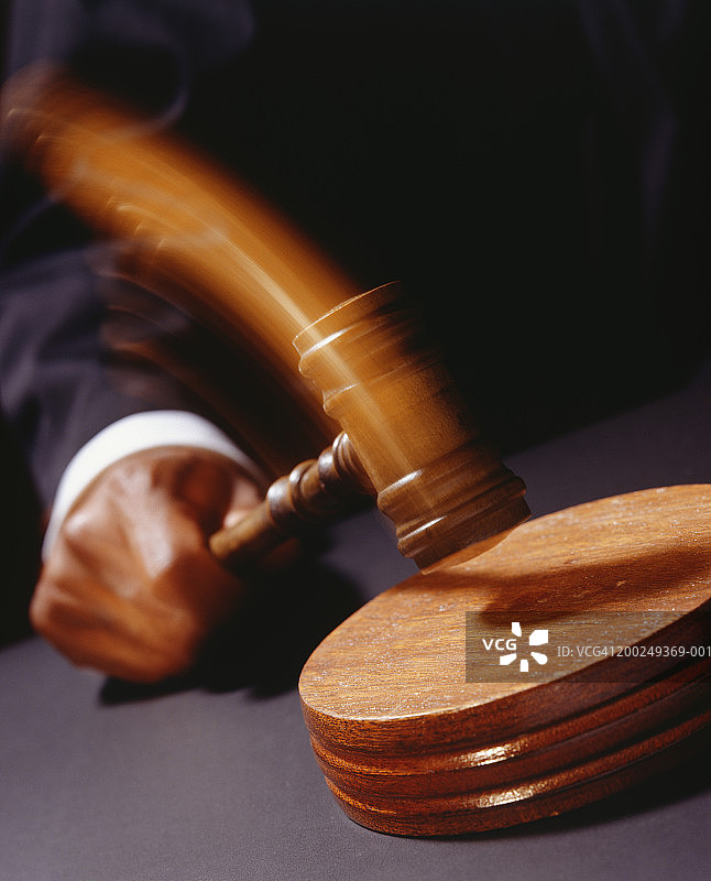 拍卖师敲槌（特写）图片素材