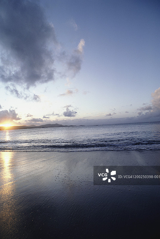 圣克罗伊海滩海岸线的日落图片素材
