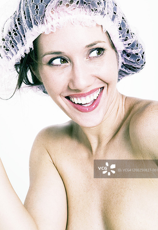 年轻女人戴着浴帽图片素材