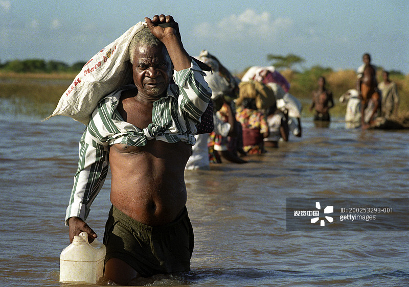 莫桑比克洪水后转移财产图片素材