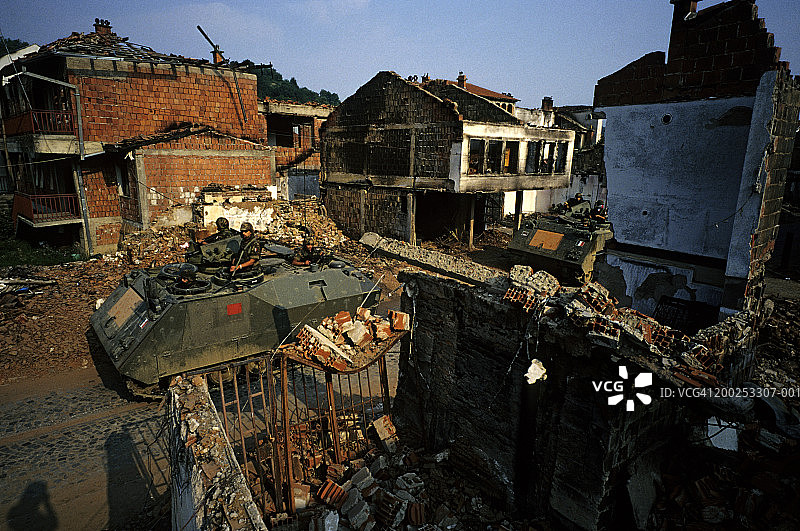 在科索沃贾科维察巡逻的意大利士兵图片素材