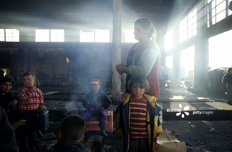 来自科索沃的难民住在阿尔巴尼亚库克斯一家废弃的工厂里图片素材