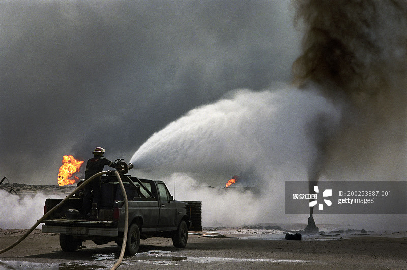 科威特布尔汉油田的灭火行动图片素材