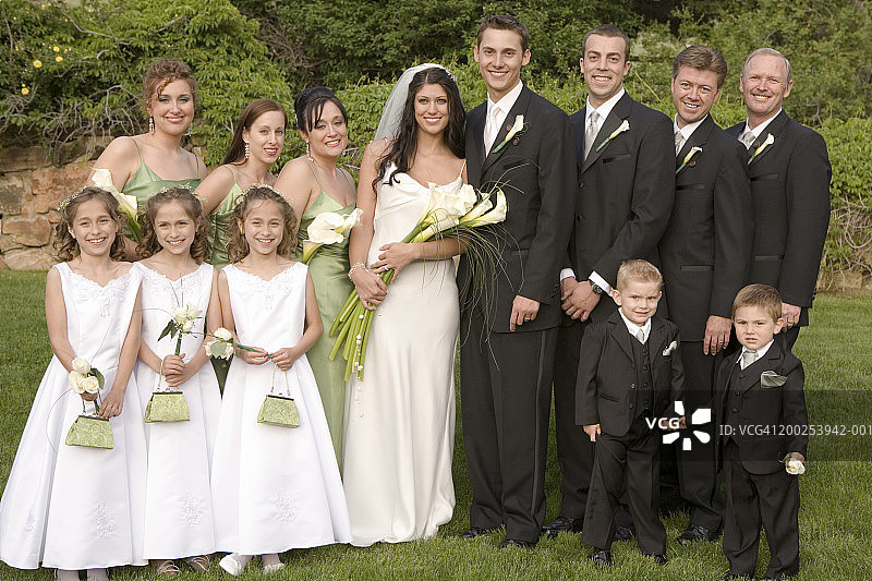 新娘、新郎和婚礼派对合影图片素材