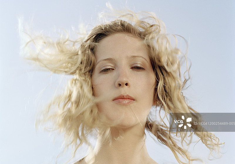 年轻女人风中秀发肖像特写图片素材
