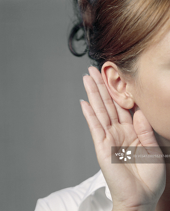 捂耳朵的年轻女人，特写镜头图片素材