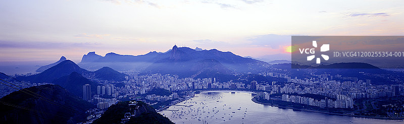巴西里约热内卢和科科瓦多山日落景观图片素材