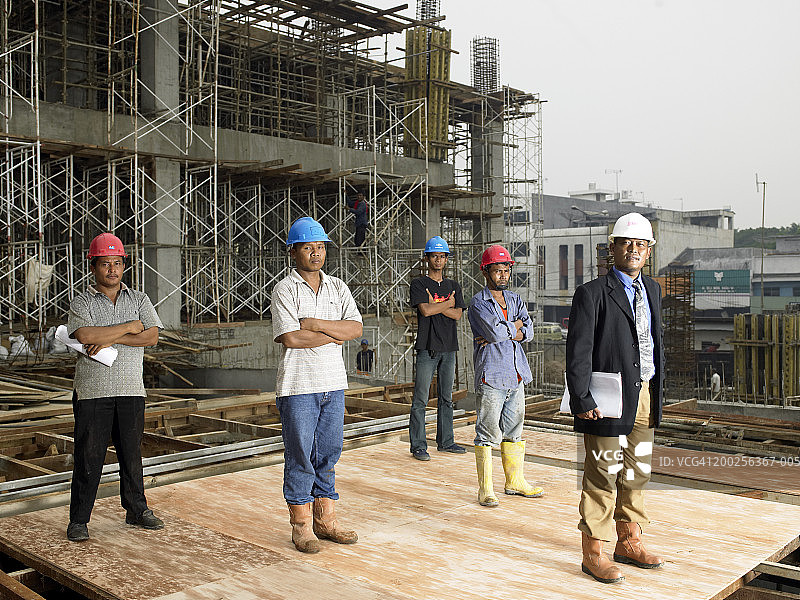 建筑工地上的主管和工人肖像图片素材