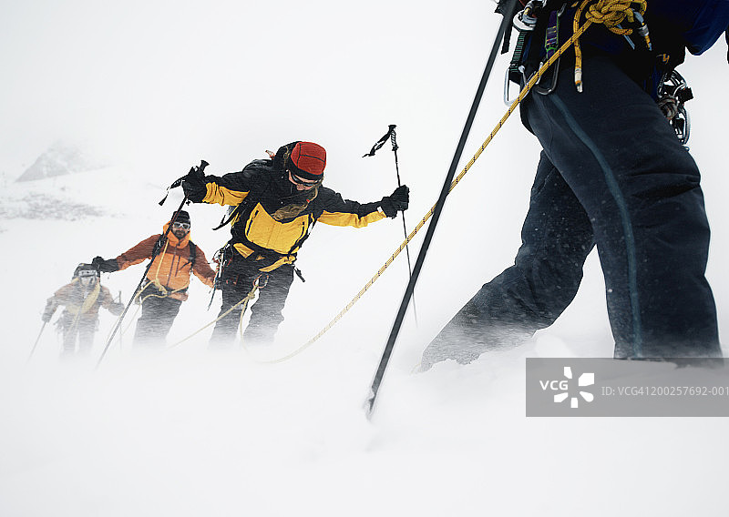 登山者在暴风雪中结绳行走图片素材