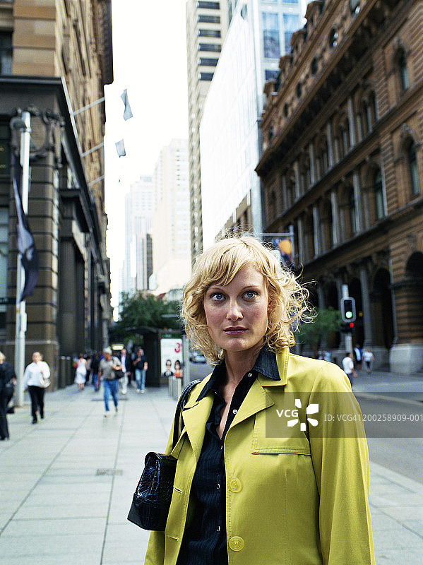 年轻女子站在街上特写图片素材