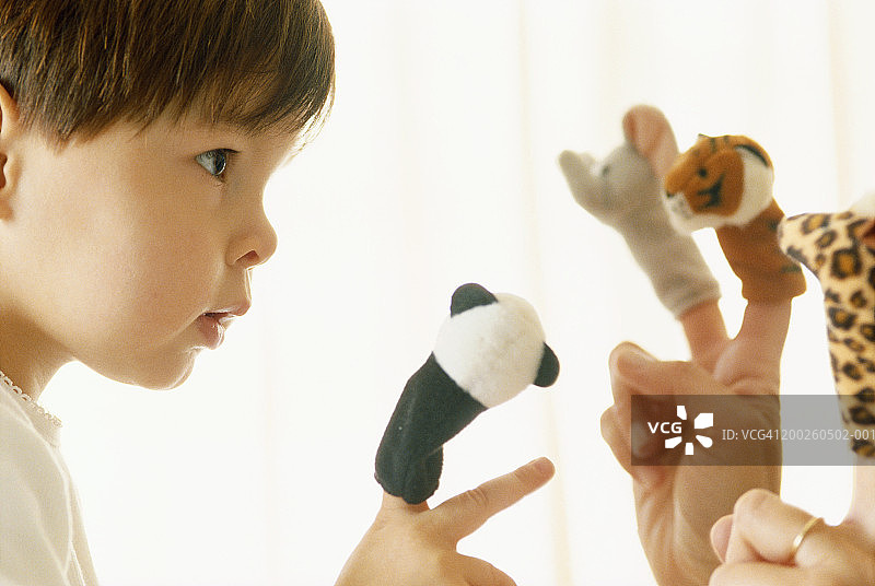 玩偶戏的小男孩（2-4岁），侧面视角图片素材