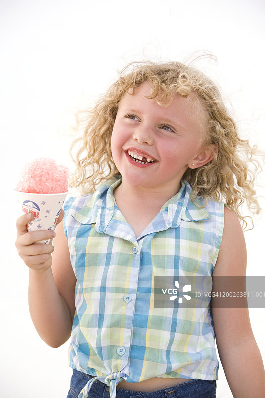 拿着雪锥微笑的女孩（4-6岁）图片素材