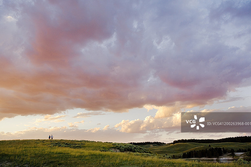 情侣在远处山谷观看日落图片素材