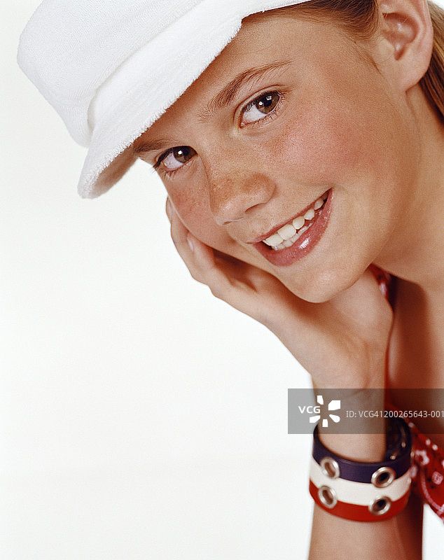 手托头部微笑的女孩（12-14岁），肖像特写图片素材