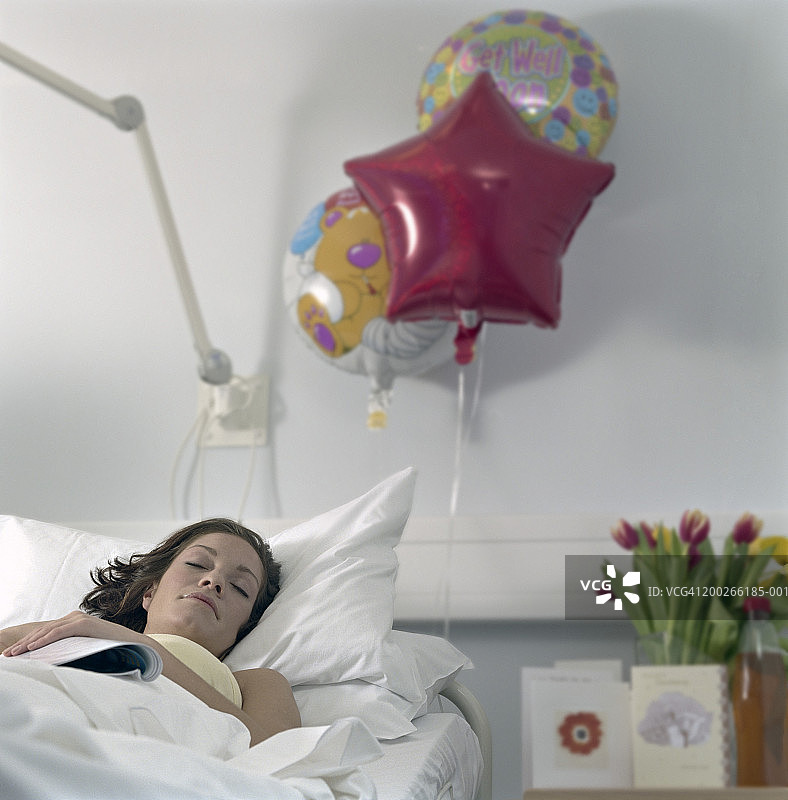 女病人睡在医院的病床上图片素材