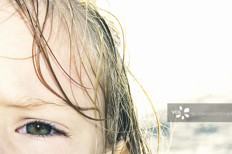 在海滩上，头发湿漉漉的女孩（3-5岁），眼睛特写图片素材