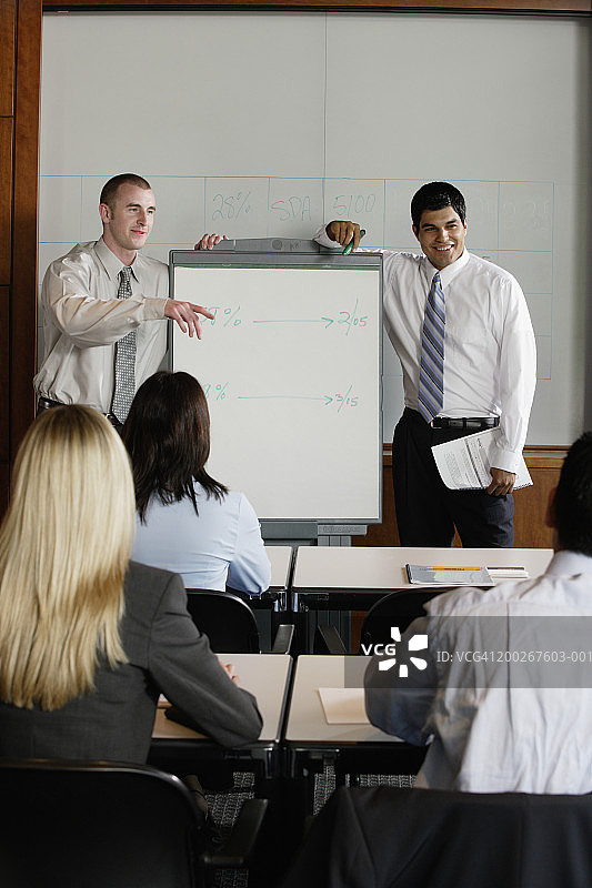 年轻商人进行研讨教学图片素材