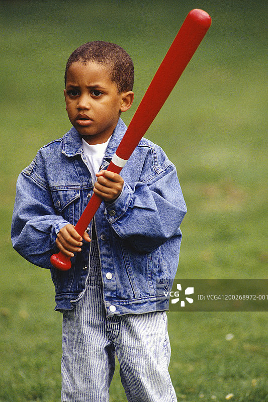 在公园里拿着华夫饼球棒的男孩（3-4岁）图片素材