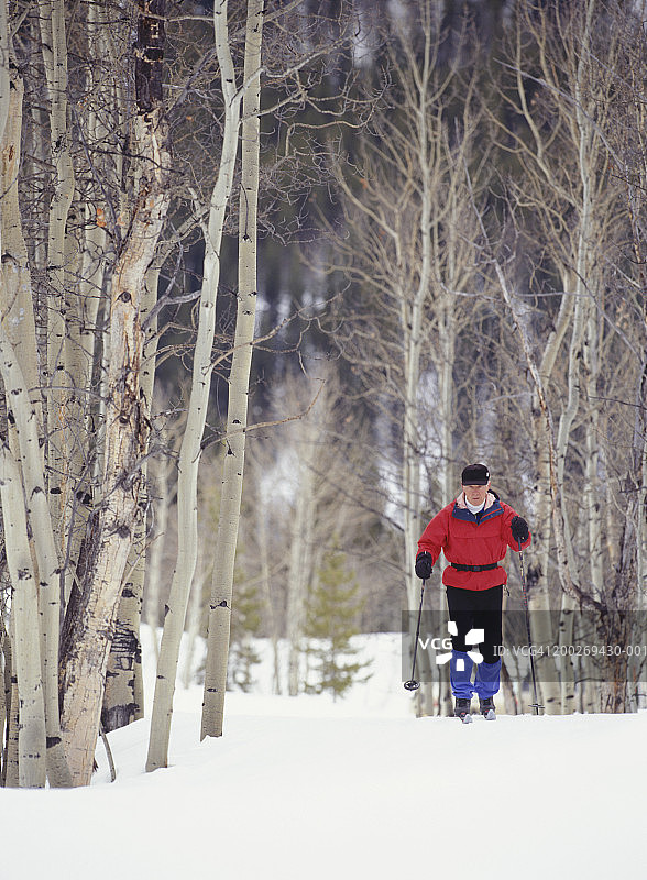 老年男子越野滑雪图片素材