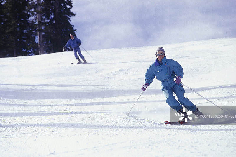 两人滑雪下坡图片素材