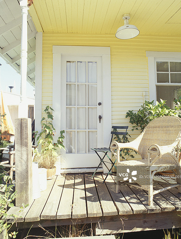 漆成黄色的木制门廊图片素材