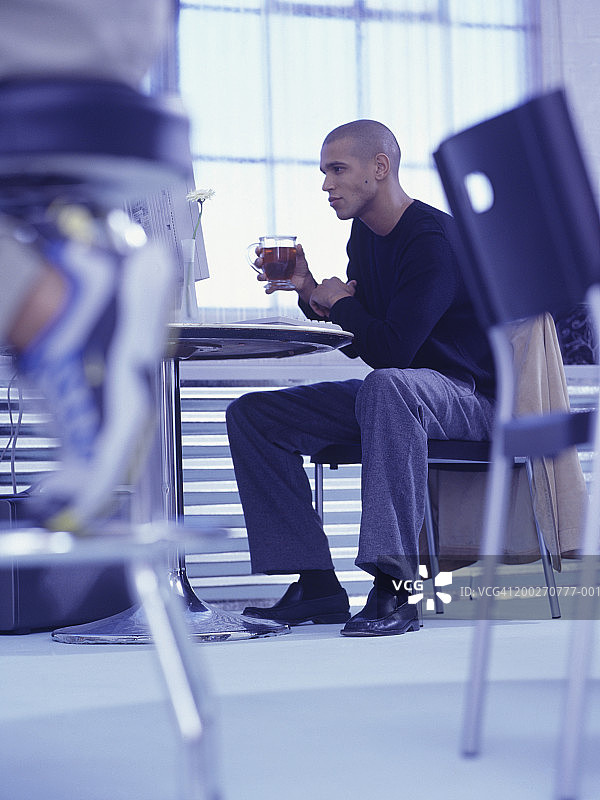男人在网吧坐着喝茶图片素材