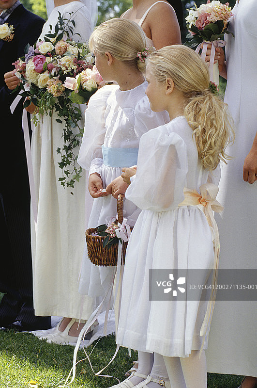 在公园婚礼招待会上的花童（4-5岁）（6-7岁）图片素材