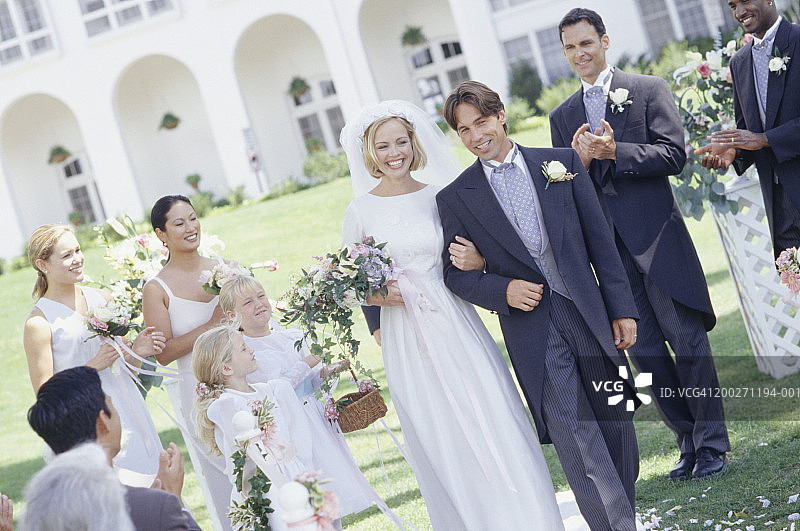 婚礼上，新娘和新郎走上圣坛图片素材