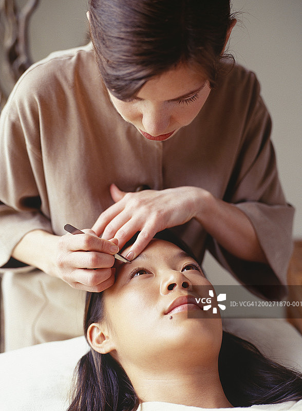 年轻女人在美容院修眉图片素材