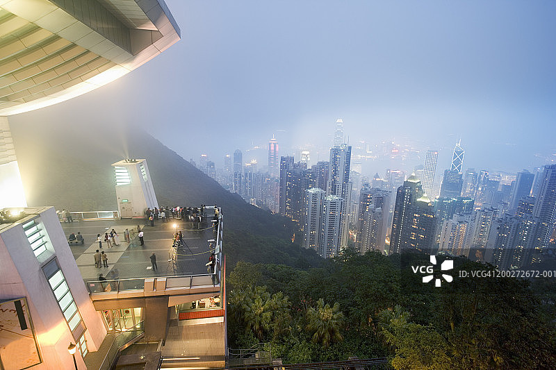 中国香港太平山顶的太平山顶塔和城市夜景图片素材