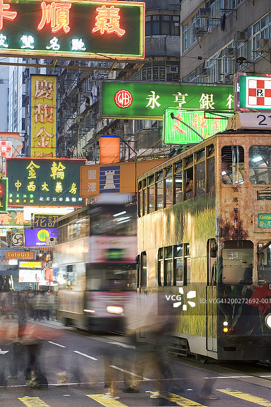 中国香港，波斯富街上的电车和人群（虚焦）图片素材