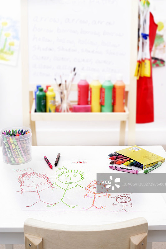 孩子在桌子上画的家庭图片素材