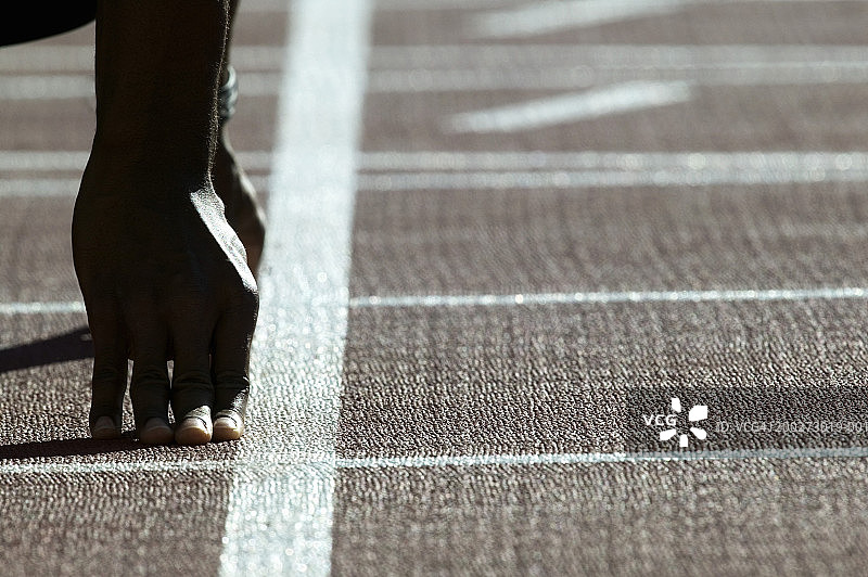 在跑道上处于起跑位置的男人，特写图片素材