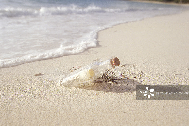 沙滩上的漂流瓶（特写）图片素材