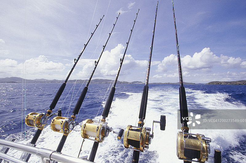 安装在船尾的咸水鱼竿图片素材