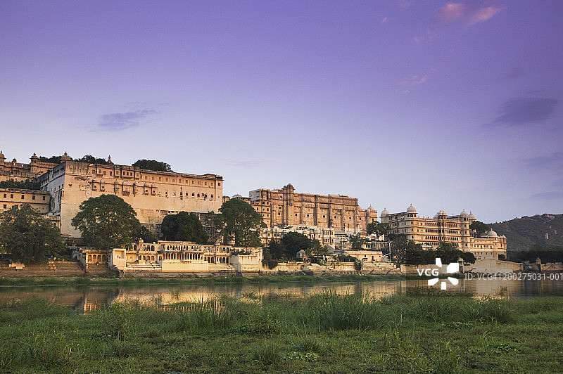 印度拉贾斯坦邦乌代浦尔皮丘拉湖和城市宫殿建筑图片素材