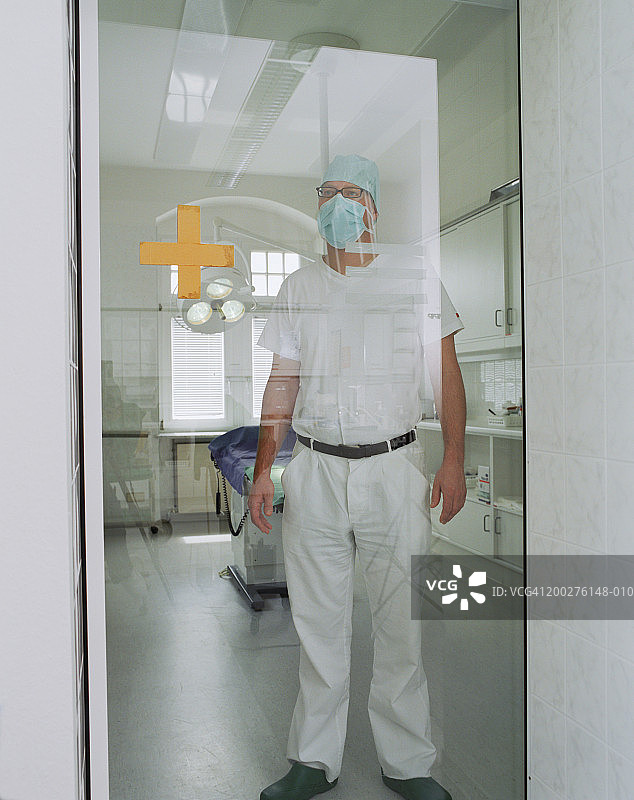 医生在手术室戴着外科口罩，低角度视角图片素材