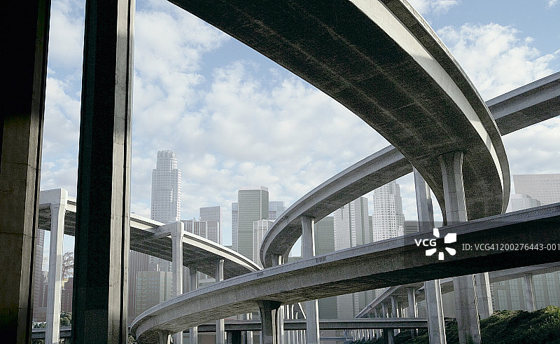 高速公路和办公楼低角度视图（数字合成）图片素材