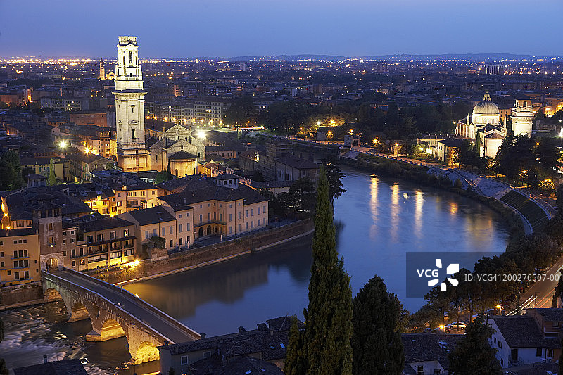 意大利维罗纳：阿迪杰河和城市风光图片素材