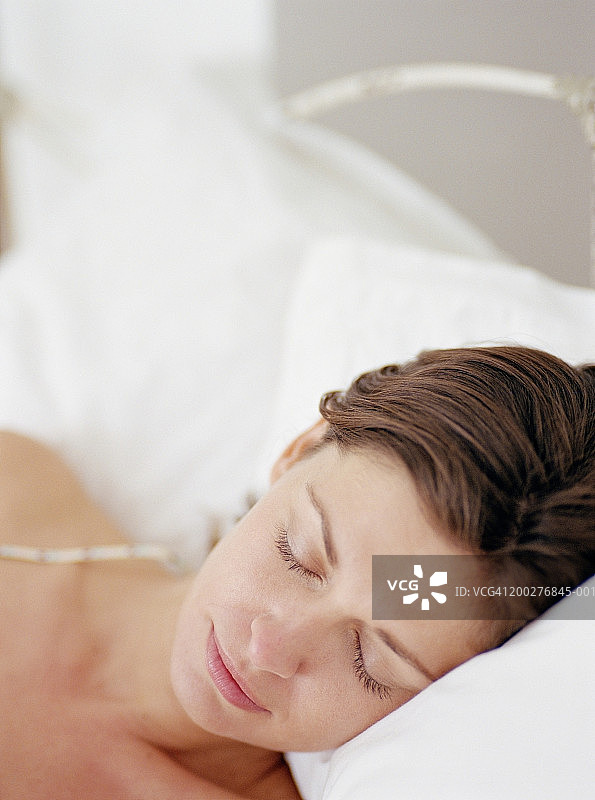 年轻女人在床上睡觉的特写图片素材