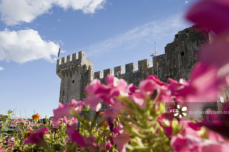 克罗地亚特罗吉尔卡梅尔伦戈要塞与前景中的鲜花图片素材