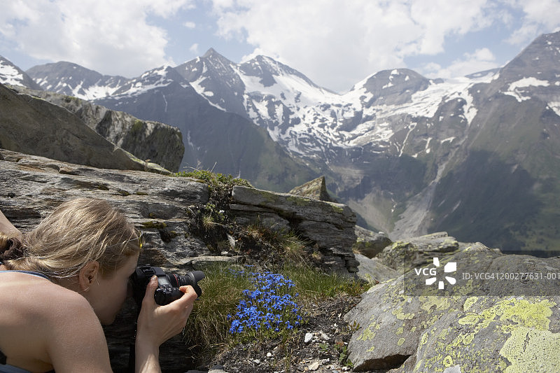 奥地利萨尔茨堡：Hohe Tauern国家公园，拍照的年轻女子图片素材