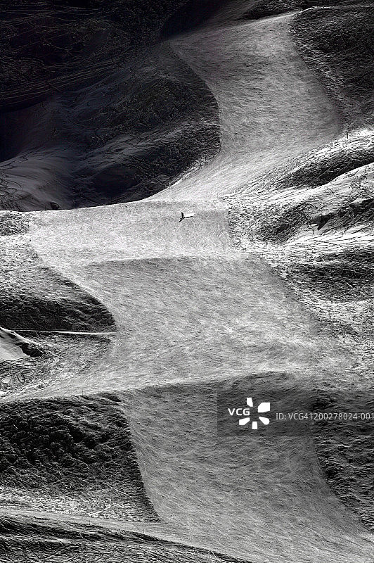 滑雪者下坡俯视图片素材