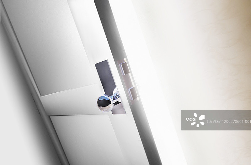 带银色把手的打开的门图片素材