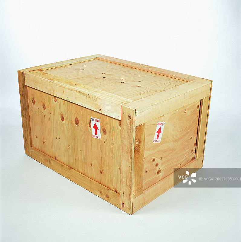 带有“此端朝上”标签的木箱图片素材