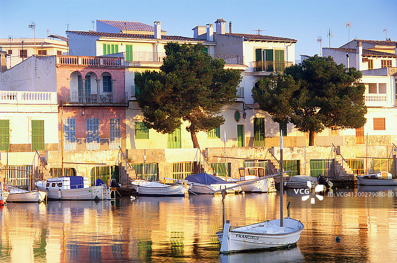 西班牙马略卡岛科伦港停泊的渔船图片素材